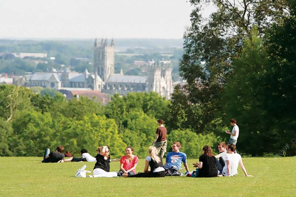 周游世界八年后，这个美国女孩用抖音守护自己的生态农场